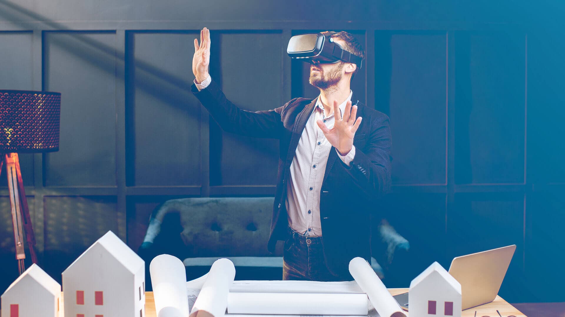 Investitore immobiliare con visore VR esplora modello 3D di proprietà — ADDING Studios